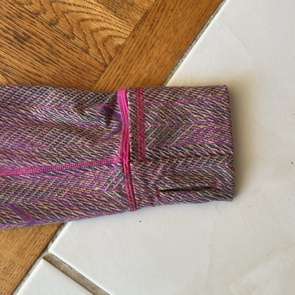 Lululemon top size 12 multi colour - Picture 3 of 3